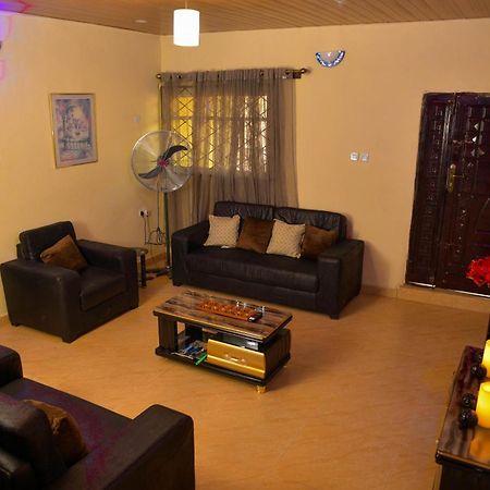 Living Green Apartments Airport Pick Up Бенін-Сіті Екстер'єр фото